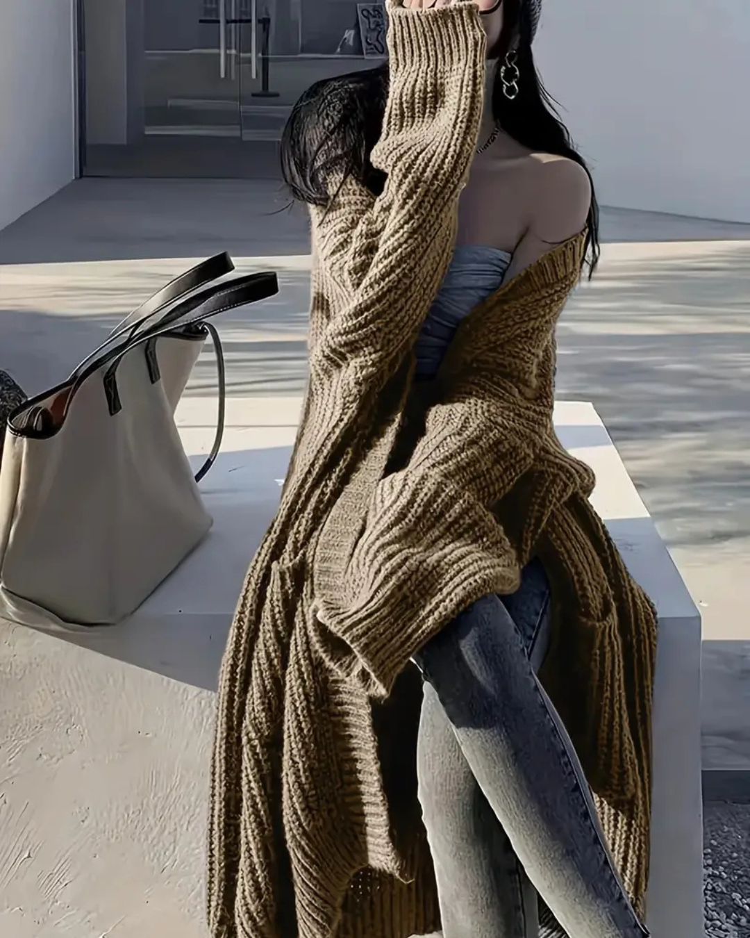 Abrigo largo para mujer con estilo abierto y bolsillos frontales