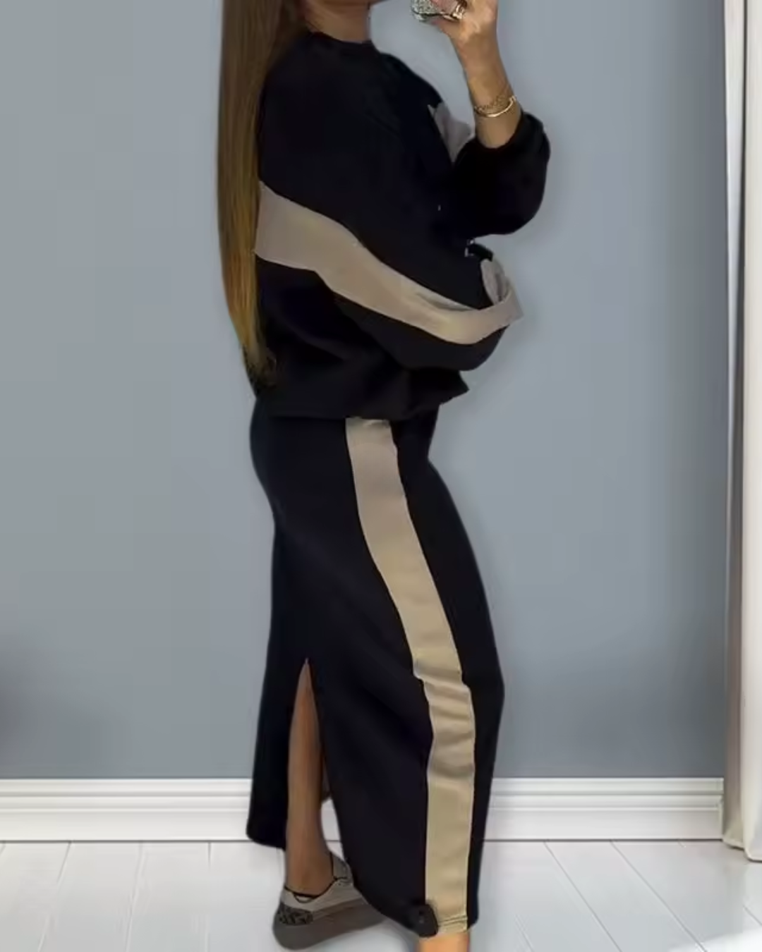 Conjunto holgado con top de manga larga y falda con abertura