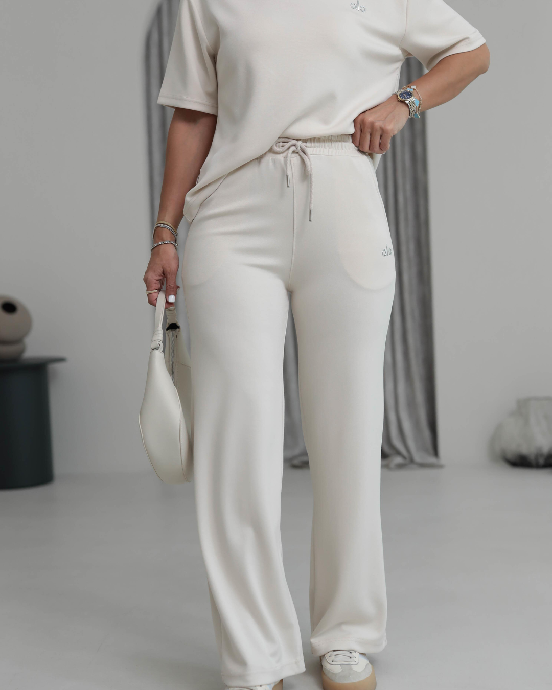 Conjunto de Mujer con Estilo Minimalista