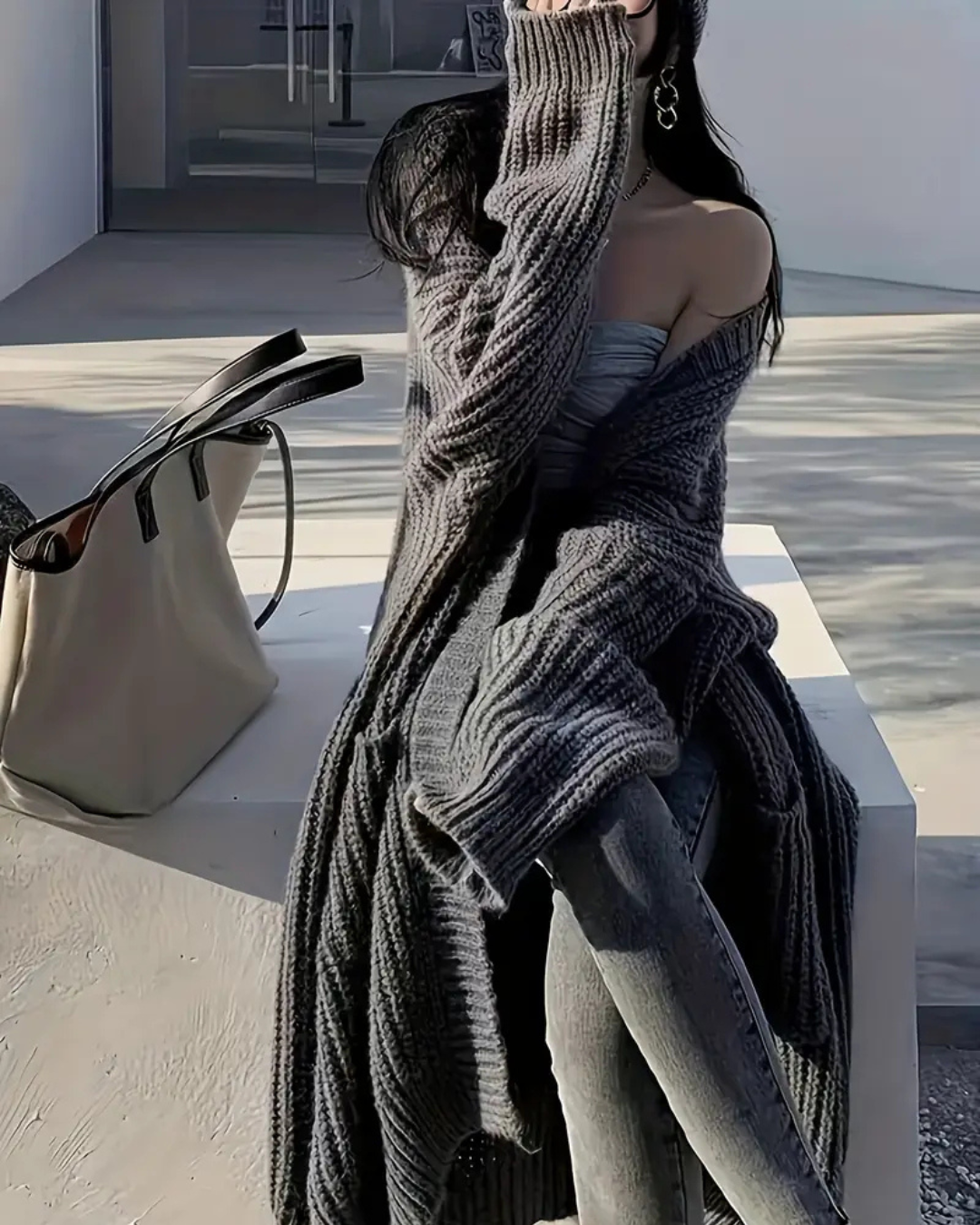 Abrigo largo para mujer con estilo abierto y bolsillos frontales