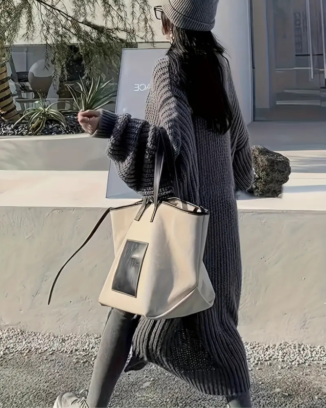 Abrigo largo para mujer con estilo abierto y bolsillos frontales