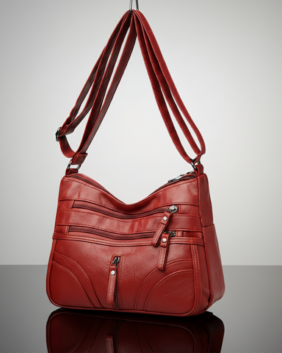 Bolso con múltiples compartimentos y textura suave