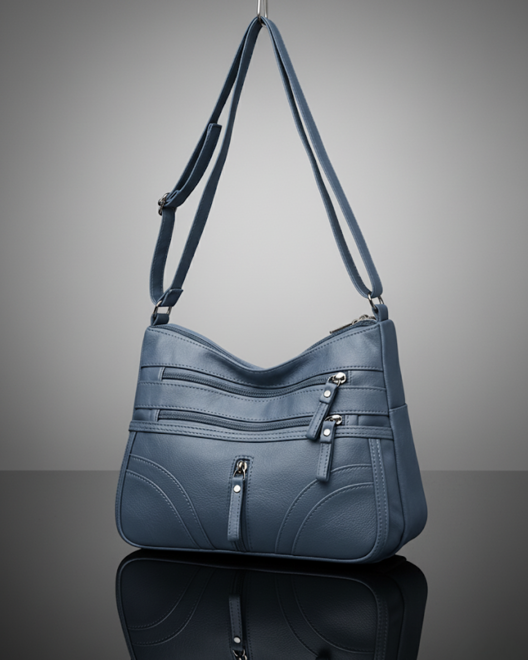 Bolso con múltiples compartimentos y textura suave