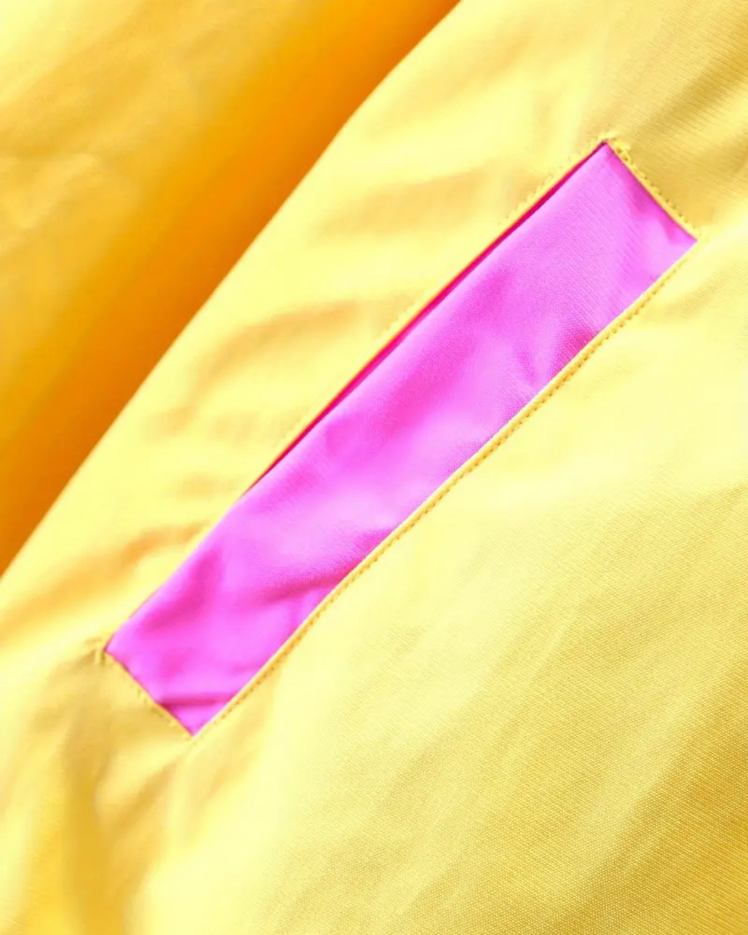 Abrigo ligero para niñas con diseño de capucha y estampado animado®