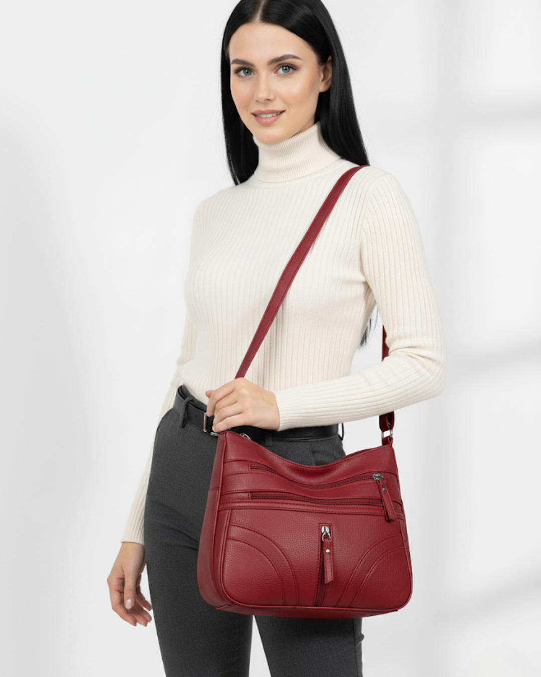 Bolso con múltiples compartimentos y textura suave