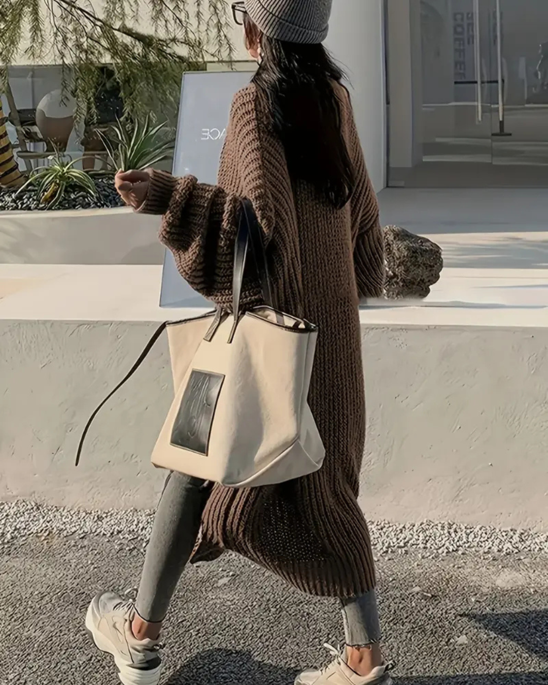 Abrigo largo para mujer con estilo abierto y bolsillos frontales