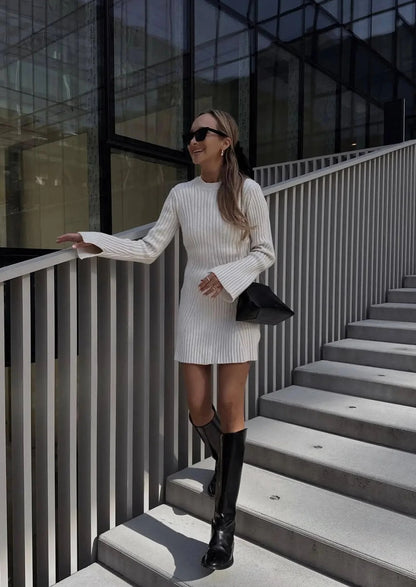 Vestido Crema de Punto Acanalado: Elegancia Sutil y Tejido de Lujo